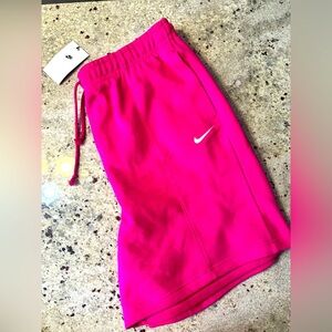 NWT Women’s Nike shorts size Large
